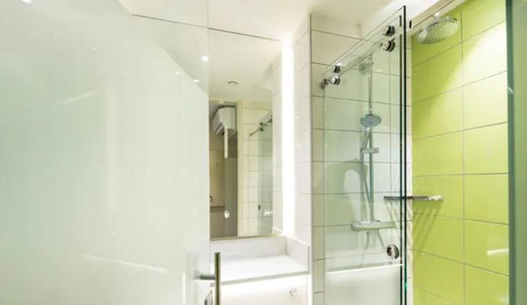 Ensuite In Brook House, Torrington Place, * London